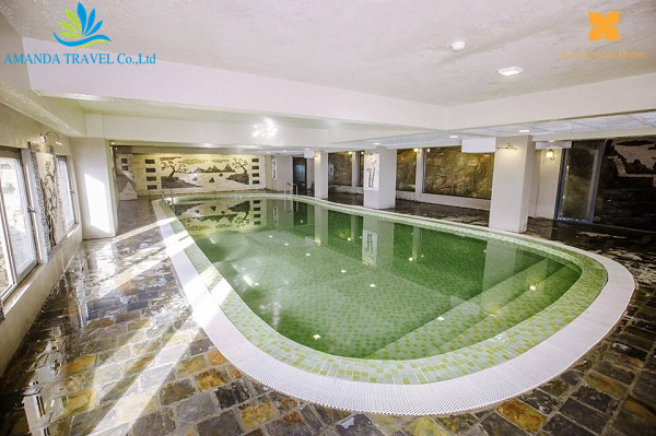 bể bơi khách sạn Charm Sapa