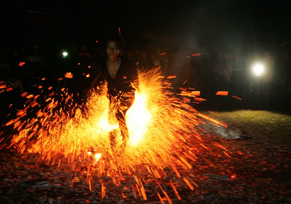 lễ hội nhảy lửa Sapa 