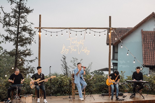 Show_Twilight_by_the_valley