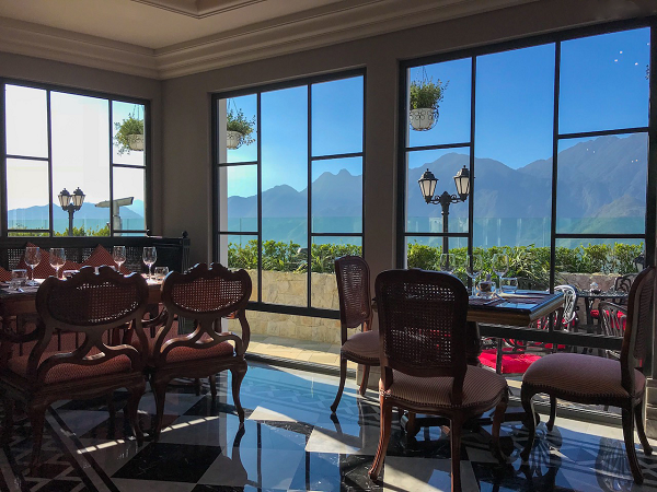 nhà hàng view núi