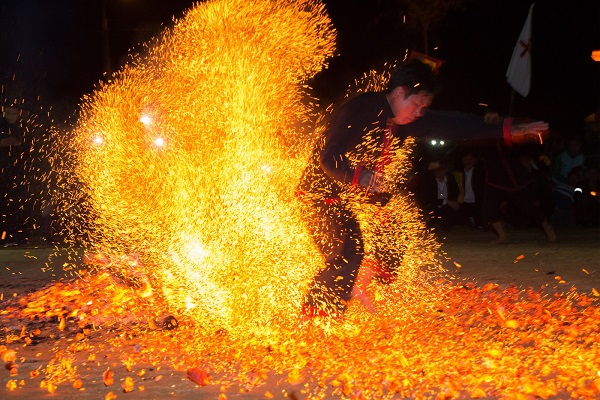 lễ hội nhảy lửa Sapa