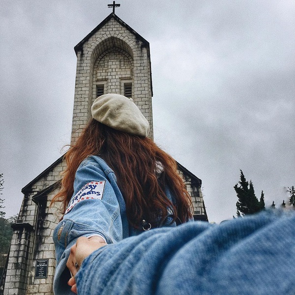 nắm tay nhau đi du lịch sapa