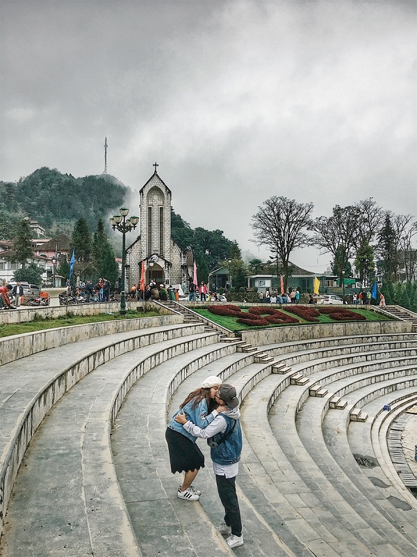 nh&agrave; thờ đ&aacute; Sapa